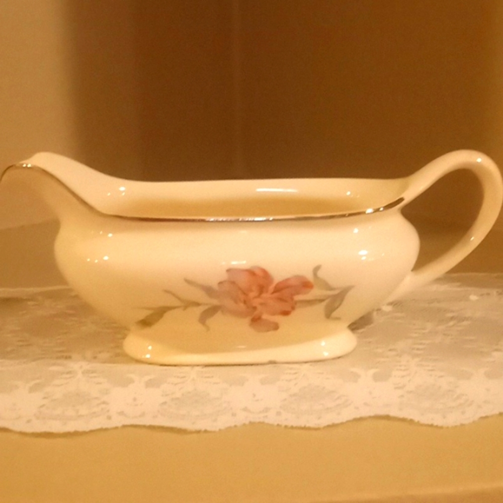 Vintage Universal Cambridge Iris Camwood Ivory- Gravy boat & platter